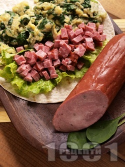 Рап от арабски питки, яйца (омлет), задушен спанак, салата и колбас (салам) - снимка на рецептата